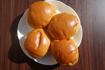 白い皿の上のバターロール