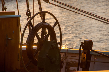 Steuerrad Segelschiff bei Sonnenaufgang © Thomas Hess