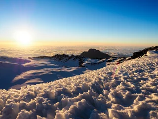 Keuken foto achterwand Kilimanjaro wandelaars op de bergkam beklimmen de kilimanjaro, de hoogste piek van afrika.