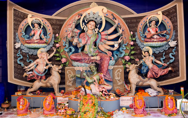 Obraz premium Mural Goddess Maa Durga Idol with full family represents the victory over evil Mahishasura on auspicious occasion of Ashtami Durga Puja festival In Kolkata, West Bengal, India South Asia October 2019