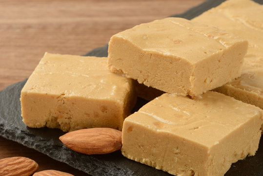 Turr&oacute;n blando cortado en un plato negro