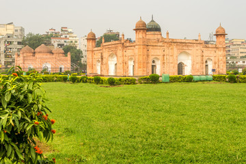 Fototapeta premium View at the Pari Bibi Tomb and Qila mosque in Lalbagh Fort - Dhaka, Bangladesh