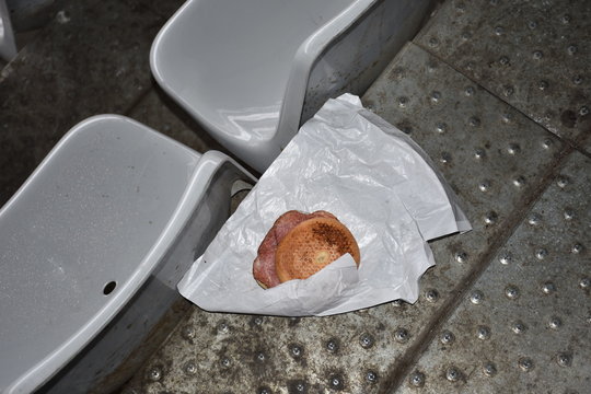 Semmel, Wurstsemmel, Wurst, Br&ouml;tchen, Strippe, Dauerwurst, Salami, K&auml;sewurst, K&auml;swurst, Jause, Brotzeit, vergessen, liegen gelassen, Papier, Packpapier, Folie, Jause, Brotzeit, Semmerl, Stadion, Sesse