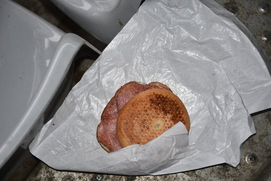 Semmel, Wurstsemmel, Wurst, Br&ouml;tchen, Strippe, Dauerwurst, Salami, K&auml;sewurst, K&auml;swurst, Jause, Brotzeit, vergessen, liegen gelassen, Papier, Packpapier, Folie, Jause, Brotzeit, Semmerl, Stadion, Sesse