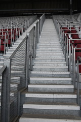 Stadion, Fußballstadion, Stühle, Stuhl, Sessel, Klappsessel, Kunststoff, Kunststoffsessel, Treppe, Stiege, Stufen, Rang, Ränge, Tribüne, Sektor, leer, einsam, verlassen, Spiel, Sport, Sportstätte, Nac © TRFilm