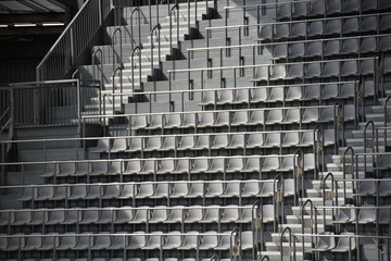 Stadion, Fußballstadion, Stühle, Stuhl, Sessel, Klappsessel, Kunststoff, Kunststoffsessel, Treppe, Stiege, Stufen, Rang, Ränge, Tribüne, Sektor, leer, einsam, verlassen, Spiel, Sport, Sportstätte, Nac © TRFilm