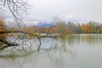 Obraz premium Autumn day on a mountain lake.