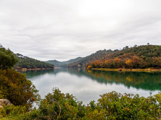 Fototapeta premium Paysage automnal de la Provence verte. Vue sur le charmant lac Sainte Suzanne ou lac de Carcès dans le Var en région Provence-Alpes-Côte d'Azur