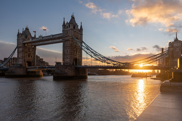 Fototapeta na wymiar Sonnenaufgang an der Tower Bridge in London