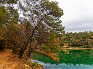 Paysage de Provence. Couleurs d'automne sur le lac de Carcès ou lac de Suzanne dans le Var