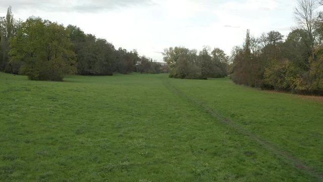 Drohnenflug &uuml;ber den Park and er Ilm in Weimar im Herbst