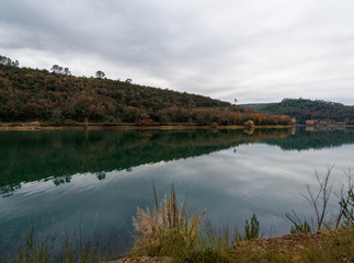 Paysage provençal. Couleurs et reflets d'automne sur le lac de Suzanne ou lac de Carcès dans le Var