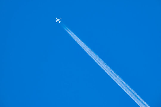 飛行機雲 Images – Browse 7,584 Stock Photos, Vectors, and Video