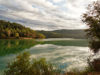 Fototapeta na wymiar Paysage provençal. Reflets d'automne sur le lac de Suzanne ou lac de Carcès dans le Var