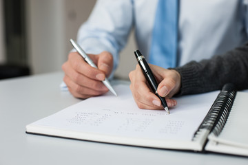 Zwei Männer arbeiten im Team an der Lösung einer Aufgabe