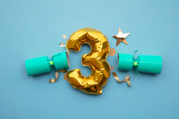 Christmas countdown. Gold number 3 with festive cristmas cracker decorations