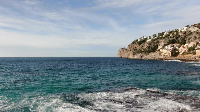 vista a&eacute;rea de la costa de una isla de mar mediterraneo. medieterraneo vista de p&aacute;jaro. Concepto de verano y vacaciones