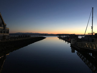 Obraz premium Harbor entrance and jetty at twilight