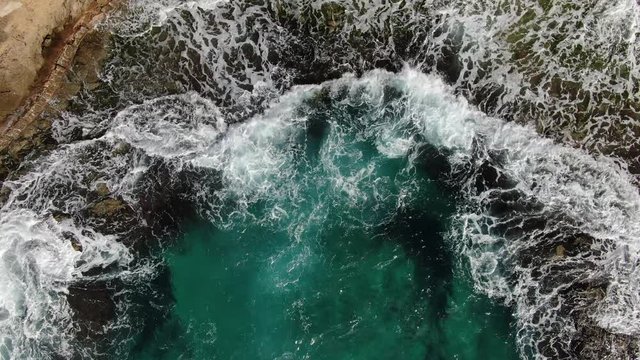 vista a&eacute;rea del mar medieterraneo vista de p&aacute;jaro de olas rompiendo en la costa. Vista cenital de mar