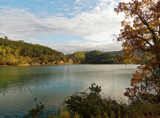 Fototapeta na wymiar Paysage automnal de la Provence verte. Vue sur le charmant lac Sainte Suzanne ou lac de Carcès dans le Var