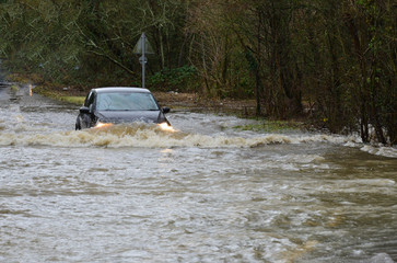 Naklejka premium Horley,Surrey/United Kingdom- December 29 2019: The river Mole has flooded its banks, cars are trying to drive through the flood waters