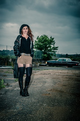 Fototapeta premium Femme et vieille voiture