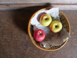 籠の中の青リンゴ