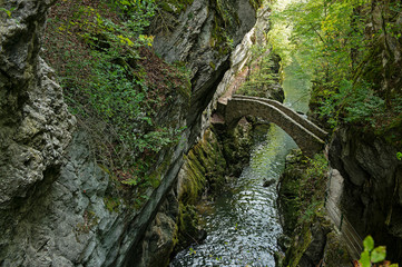 Fussgängerbrücke in der Areuse-Schlucht, Schweiz