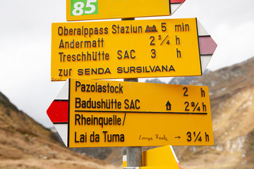 Wanderwegweiser auf der Oberalppasshöhe, Schweiz