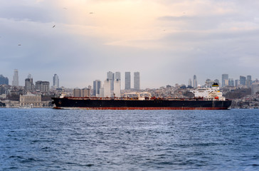 Naklejka premium Statek na Bosfor z nowym miastem w tle