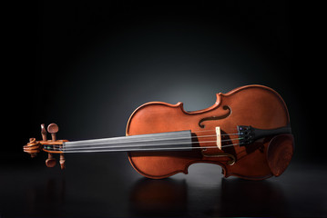 Violin reflected on wooden table and black gradient background © Davizro Photography