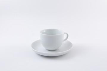 eine tasse espresso auf weissem hintergrund