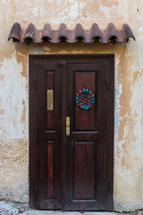 Fototapeta na wymiar old wooden door in old house of Prague