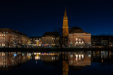 Fototapeta premium Kieler Weihnachtsmarkt in abendlicher Festtagsstimmung auf dem Rathausplatz in der Innenstadt