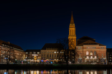 Kieler Weihnachtsmarkt in abendlicher Festtagsstimmung auf dem Rathausplatz in der Innenstadt