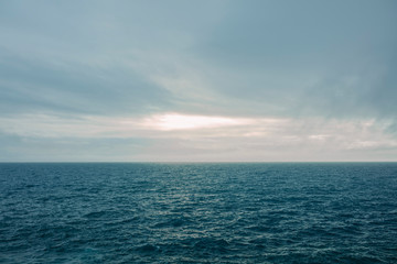 Fototapeta premium morze i błękitne niebo