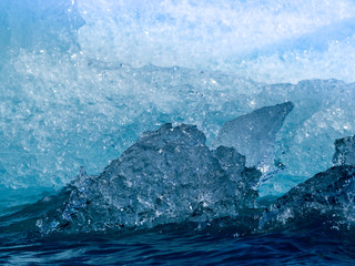 Bloc de glace flottant sur l'eau © Sandrine Miguirian