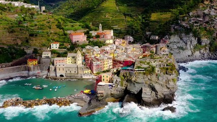 Houses on cliff in Vernazza village popular tourist destination in Cinque Terre National Park a UNESCO World Heritage Site, Vernazza, Liguria, Italy