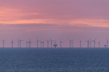 Fototapeta premium Widok farmy wiatrowej w wieczornym świetle, Morze Północne, Helgoland