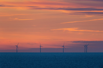 Fototapeta na wymiar Blick auf Windpark im Abendlicht, Nordsee, Helgoland