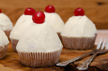 Cupcake mit Sahne und Kirschen