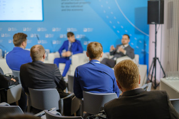 Obraz premium Audience listens lecturer at workshop