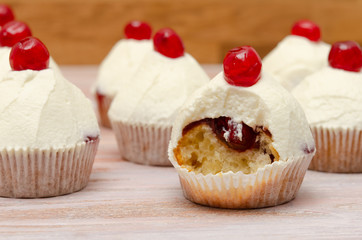 Cupcake Stück mit Füllung und Sahne