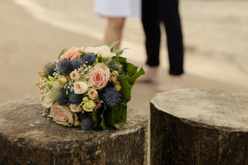 Schöner vintage Blumenstrauß zur Hochzeit am Strand mit Brautpaar