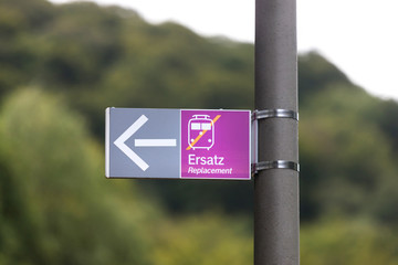 schienenersatzverkehr schild draußen