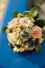 Brautstrauß mit distel und rosen und eheringen