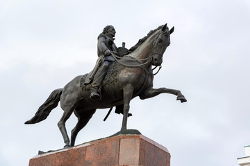 Obraz premium Monument to Platov cossack ataman in Novocherkassk, Russia on cloudy day