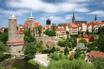 Obraz premium Pejzaż miejski i kościół św Michała Budziszyna w Saksonii Niemcy