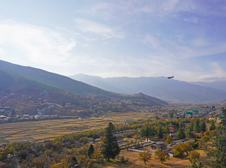 Obraz premium Plane flying over Paro, Bhutan 