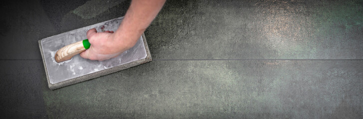 Fliesenleger bei der Arbeit, Renovierung eines Badezimmers